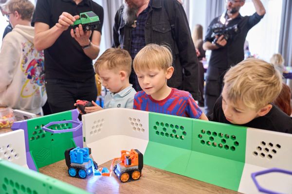 Bambu Lab A1 Combo получил премию Parents’ Award 2026 — почему этот 3D-принтер называют одним из лучших устройств для семьи и обучения